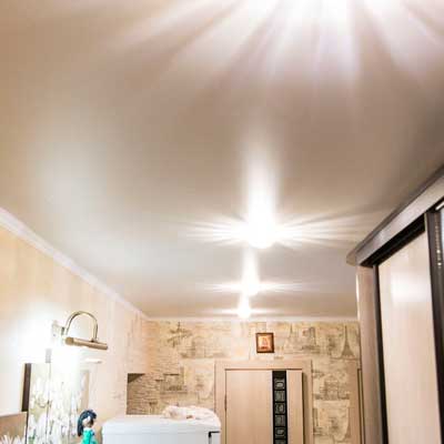 Натяжной сатиновый потолок в прихожую